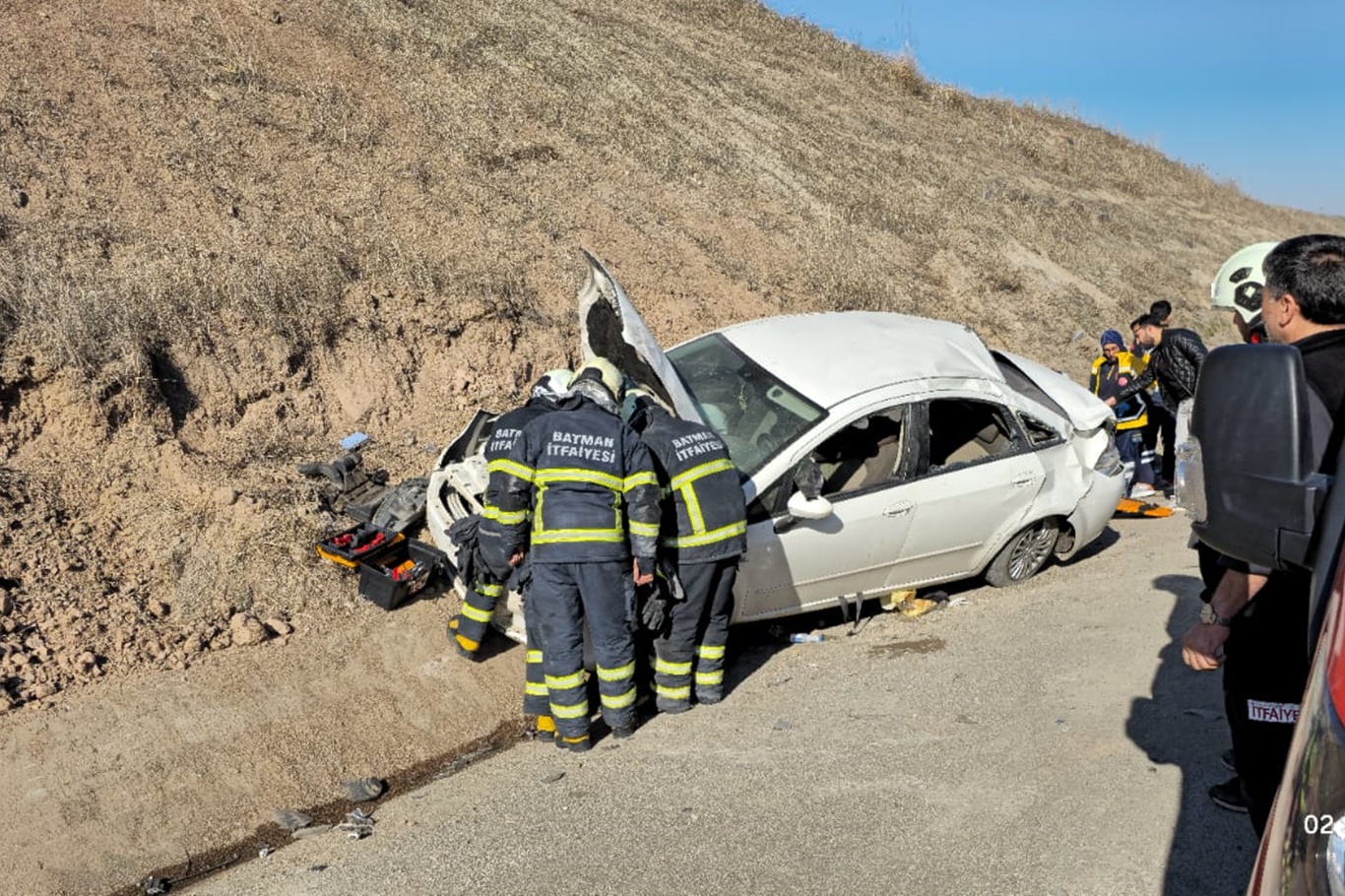 Yoldan çıkan araç yan yattı