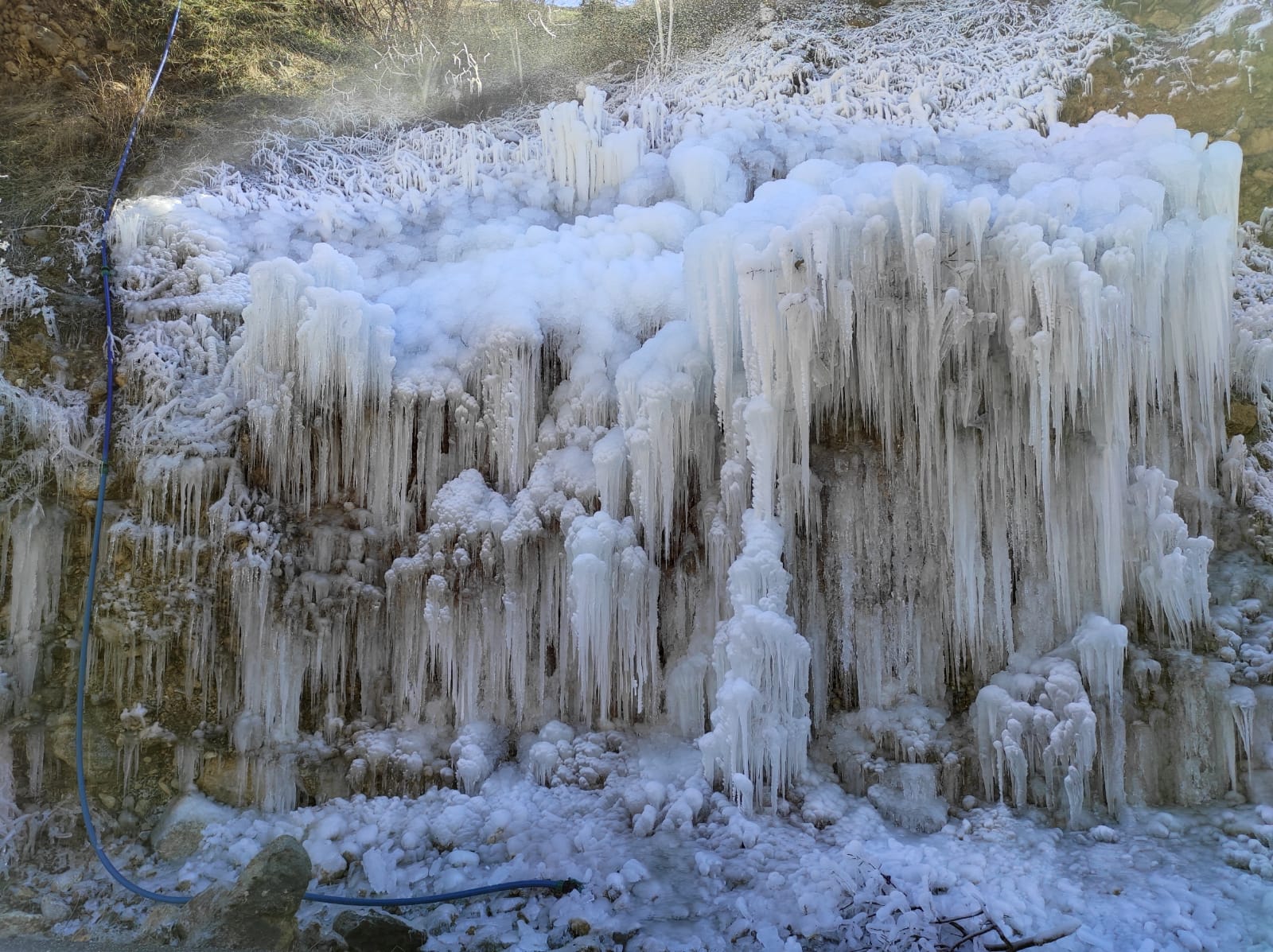 Yolüstü Şelalesi görsel şölen sunuyor