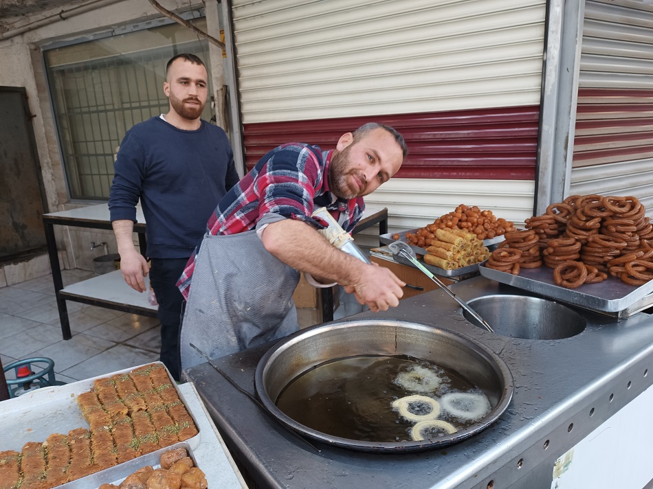 Adanalı ustadan tatlı şöleni