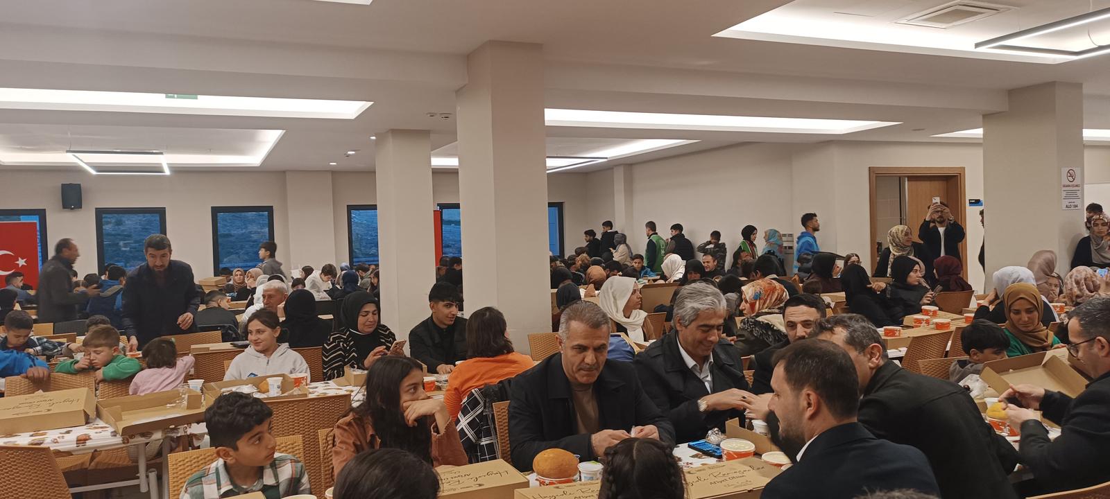 Başkan Şansi, yetim sofrasına konuk oldu