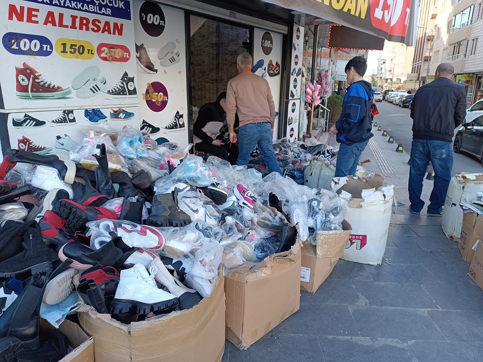 Bayram için ayakkabıları 150 liradan satıyor