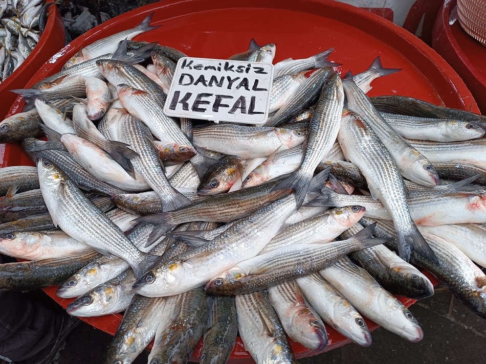 Halk pazarında balığa yoğun ilgi