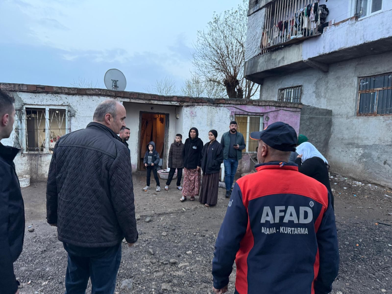 Yağışlardan etkilenen bölgelerde incelemede bulundu