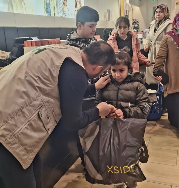 400 Yetim çocuğu giydirdiler