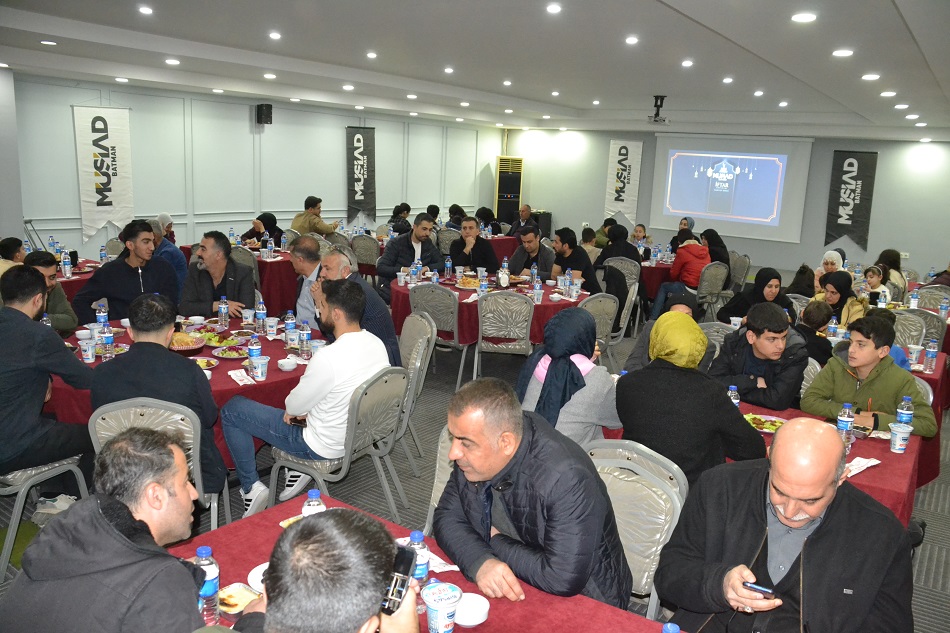 İftarda kimsesiz çocukları ağırladılar