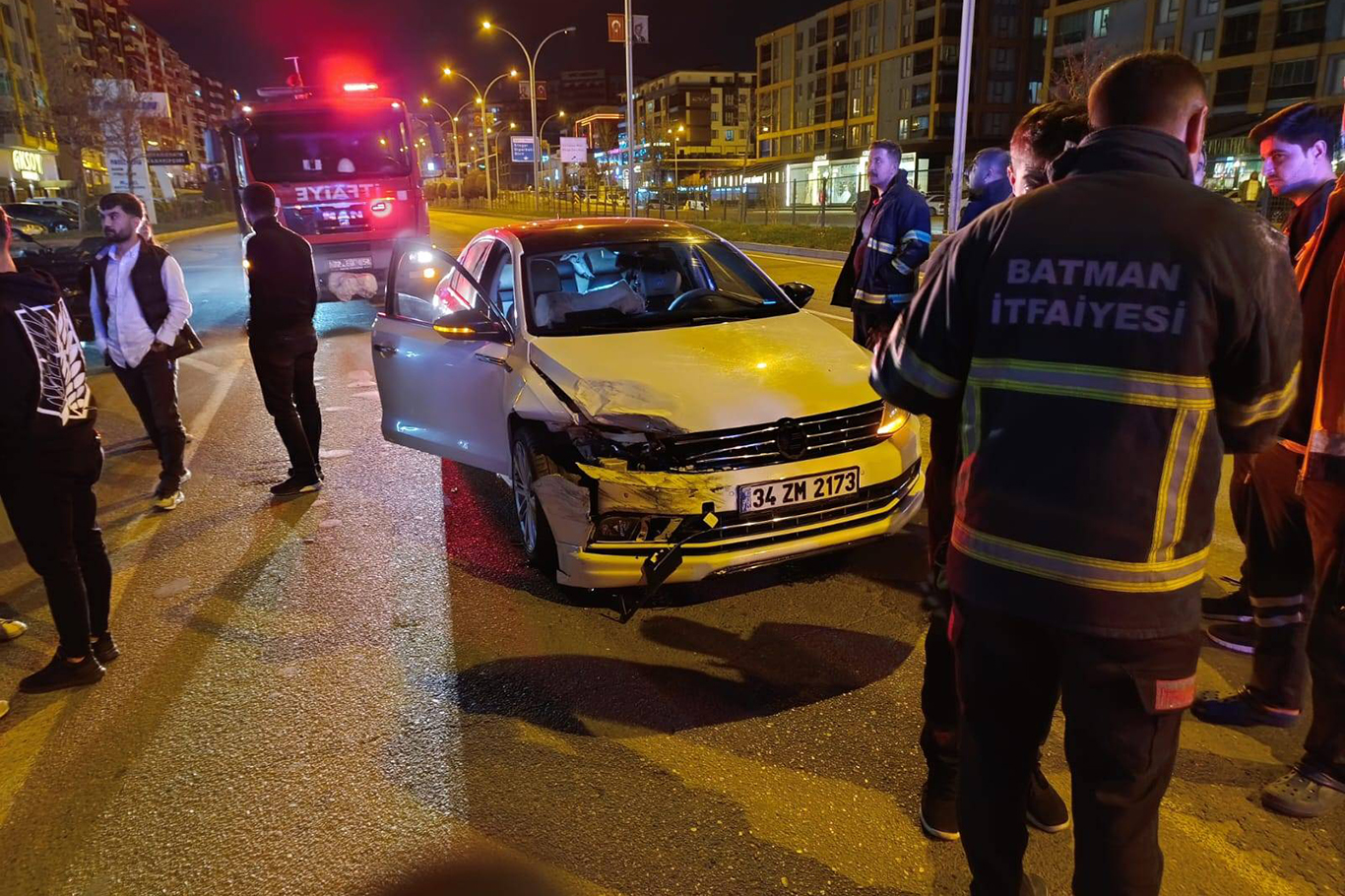 İki otomobil çarpıştı