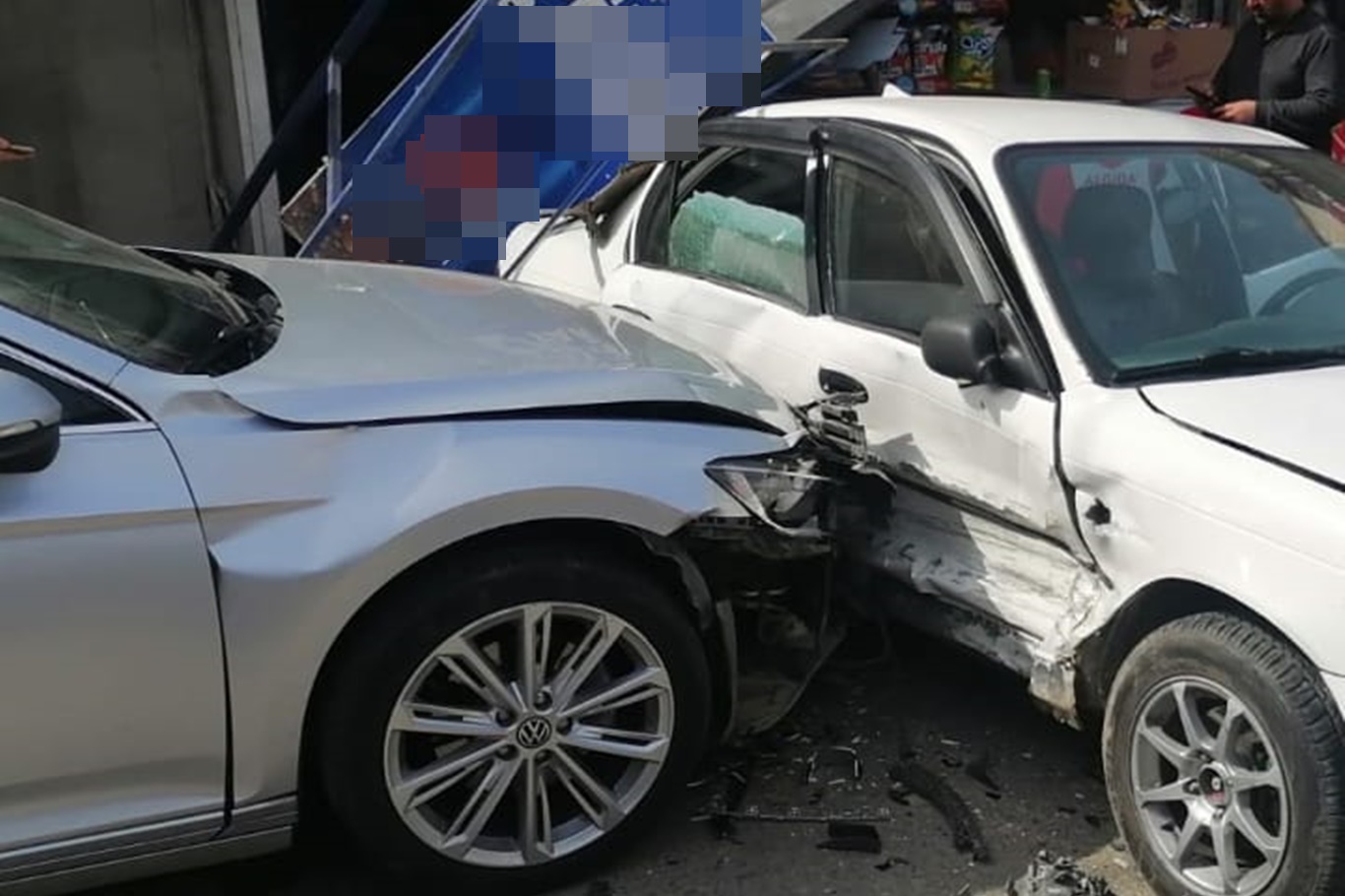 İki otomobil çarpıştı