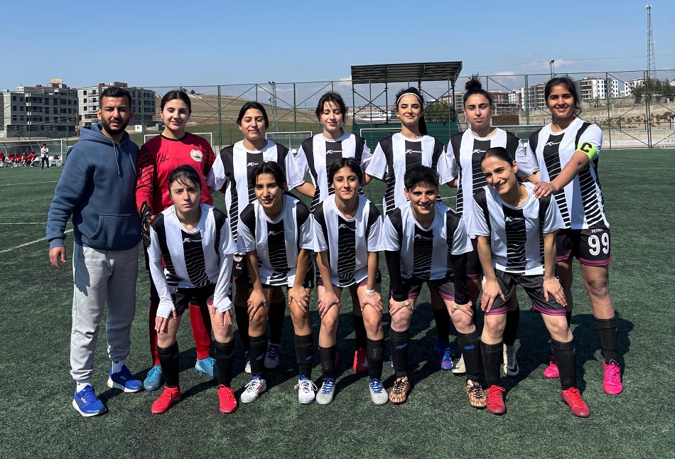 Kadın futbol takımı galibiyetle tanıştı