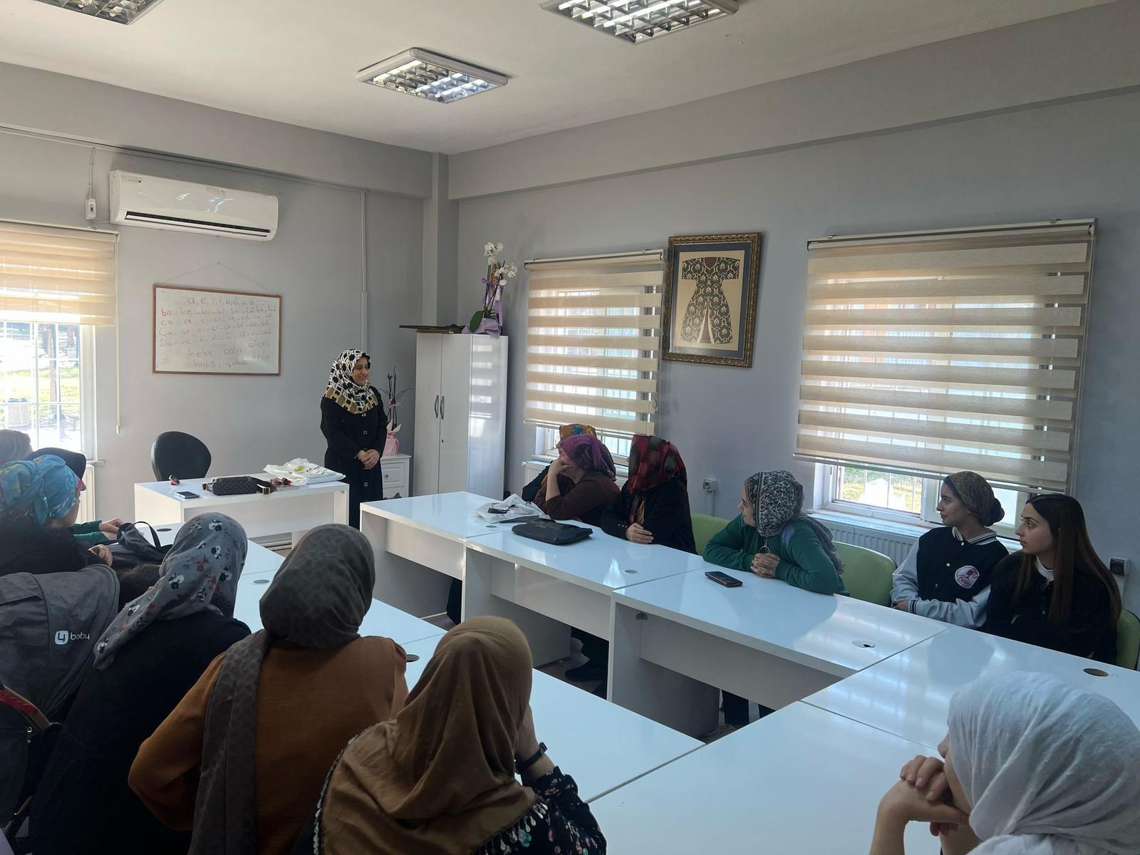 Kadın kursiyerlere seminer