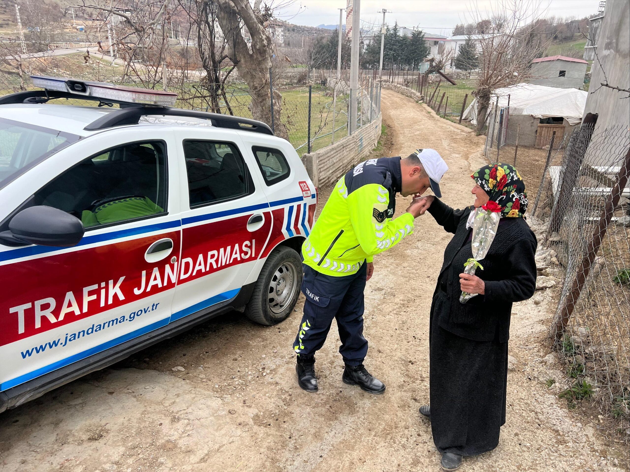 Kadınlara karanfil dağıttılar