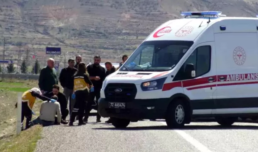 Kereste yüklü panelvan devrildi