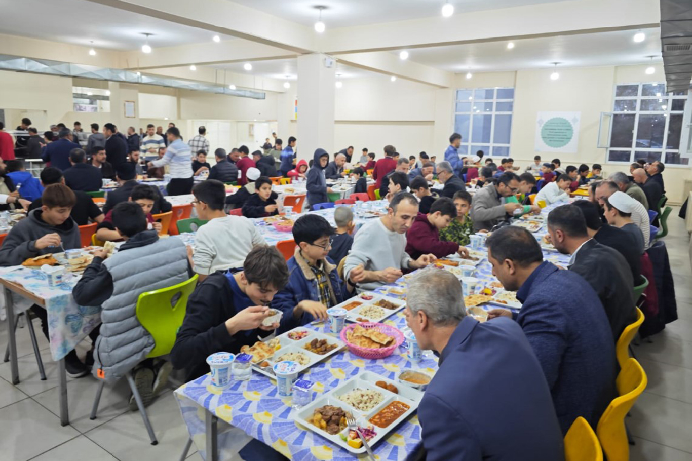 Öğrenci ve veliler iftar sofrasında buluştu