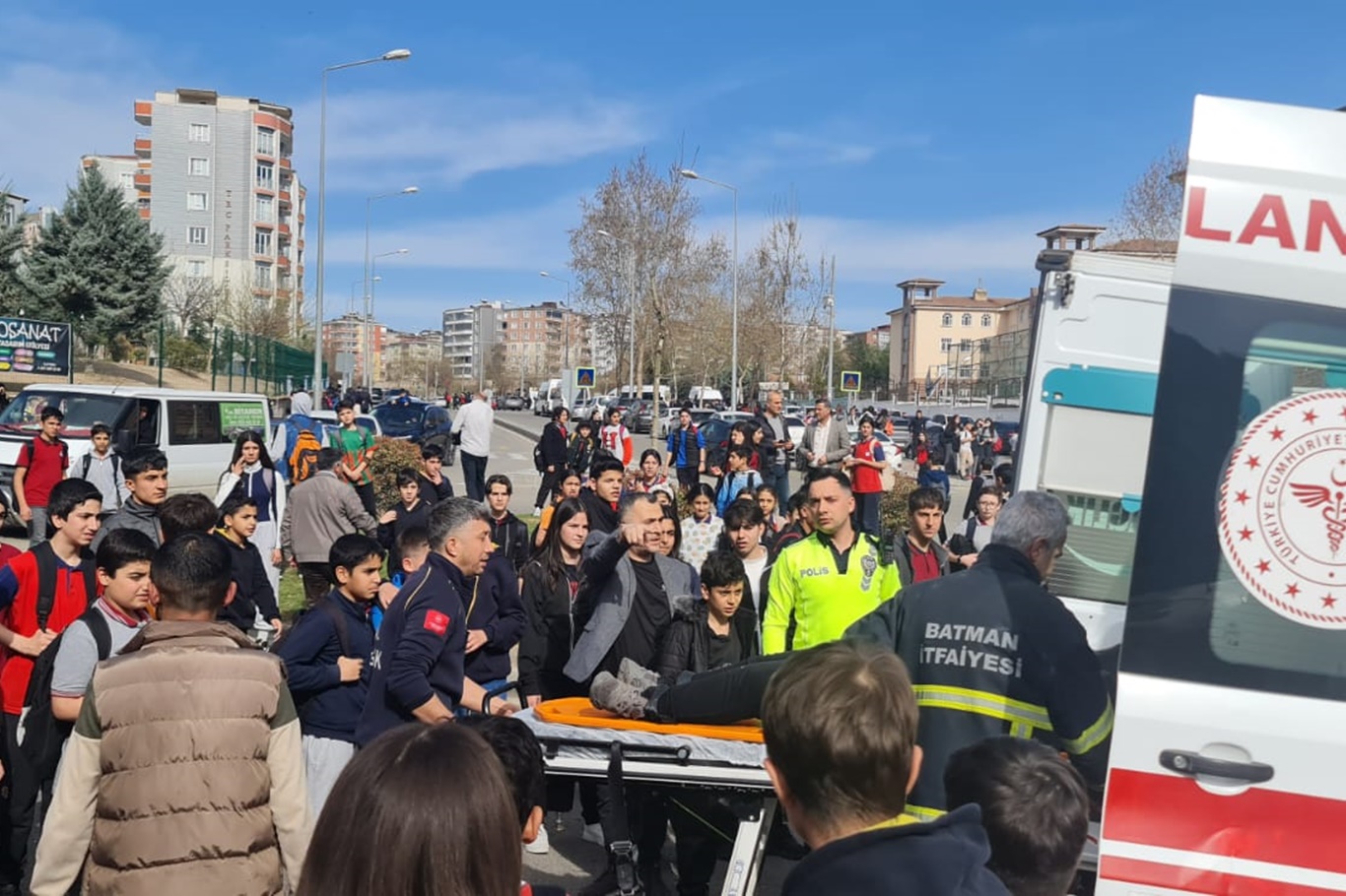 Öğrencilerin arasına daldı: 2 Yaralı