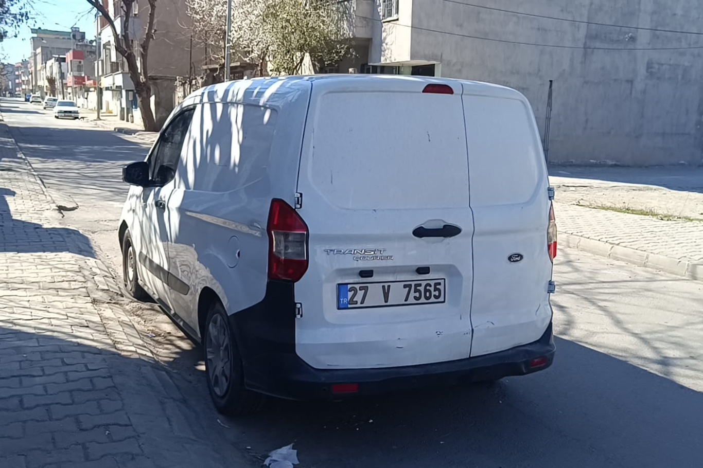 Park halindeki araca zarar verdiler