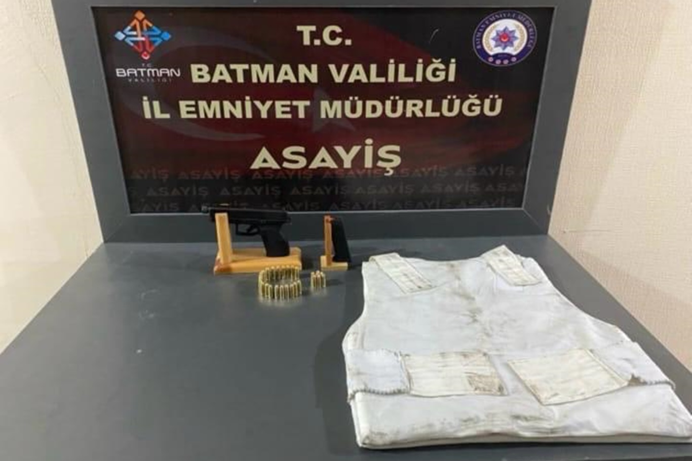 Silah ve balistik yelekle yakalandılar