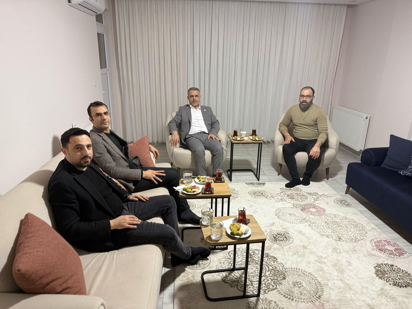 Sosyal medya yoluyla evine davet etti