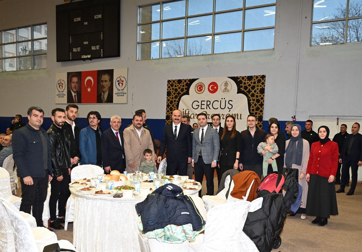 Vali Canalp, Gercüş’te iftarını vatandaşlarla açtı