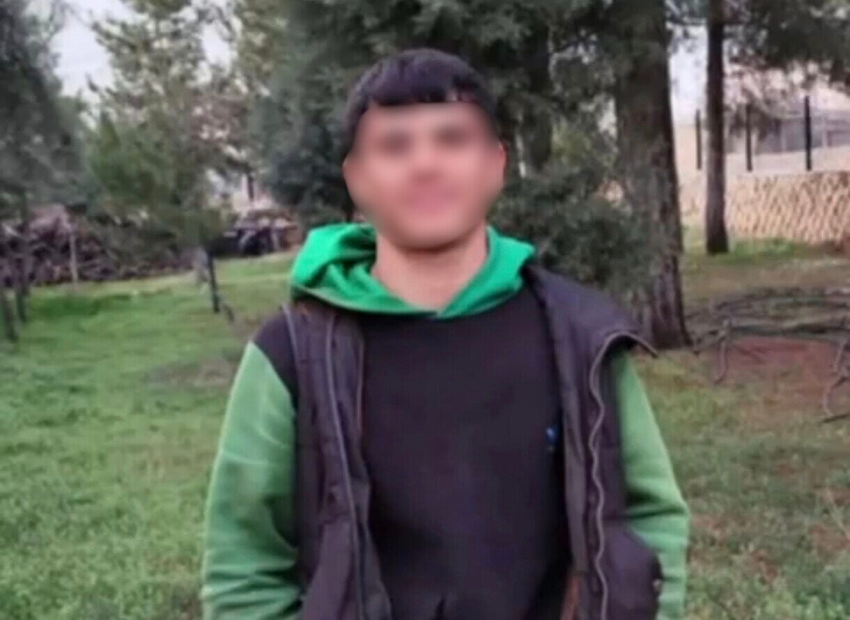 Silahı kurcalarken kendini yaraladı