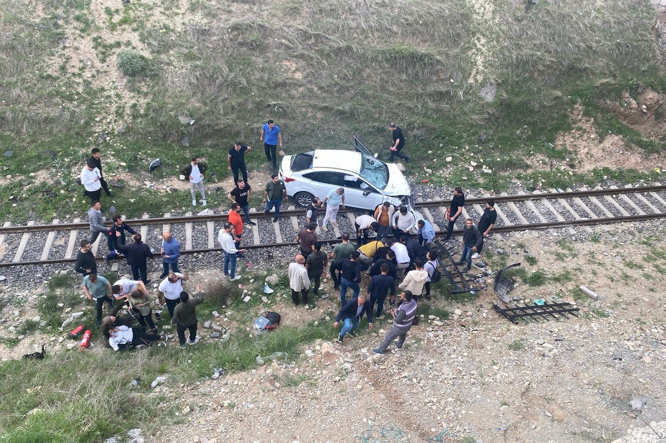 Araç demiryoluna uçtu!