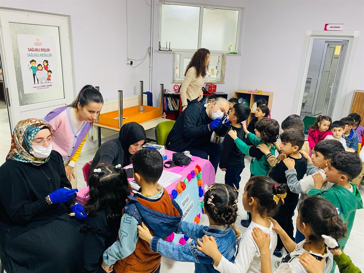 Anaokulu öğrencilerine diş sağlığı eğitimi