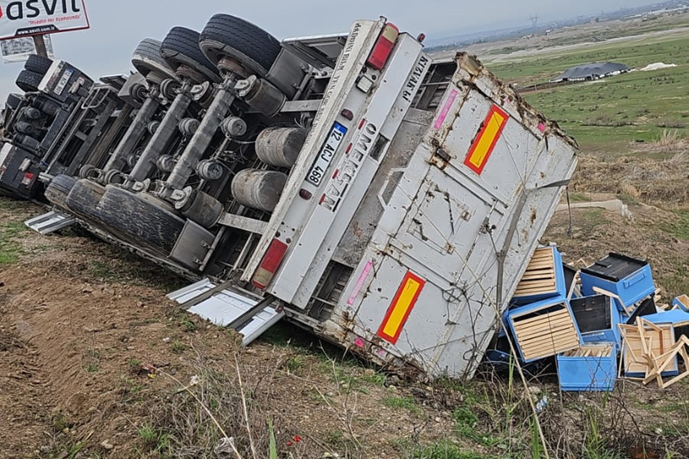 Arı kovanı yüklü tır devrildi