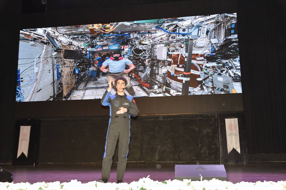 Astronot Atasever,öğrencilerle buluştu