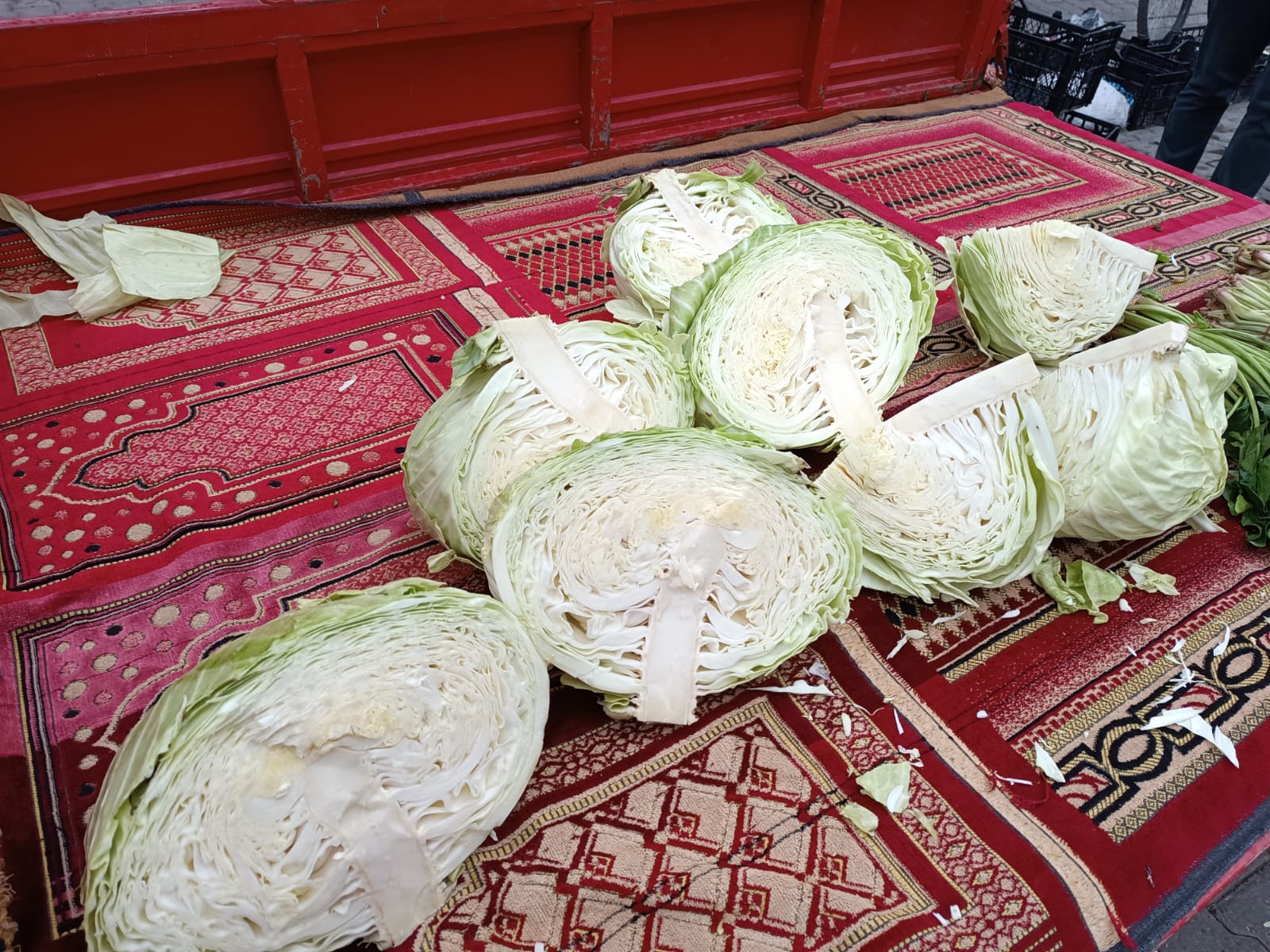 Beyaz lahanalar dilimle satılıyor