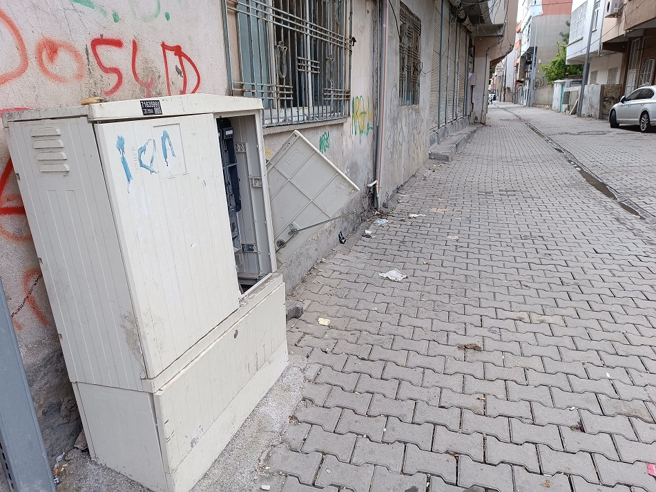 Elektrik trafosu tehlike saçıyor