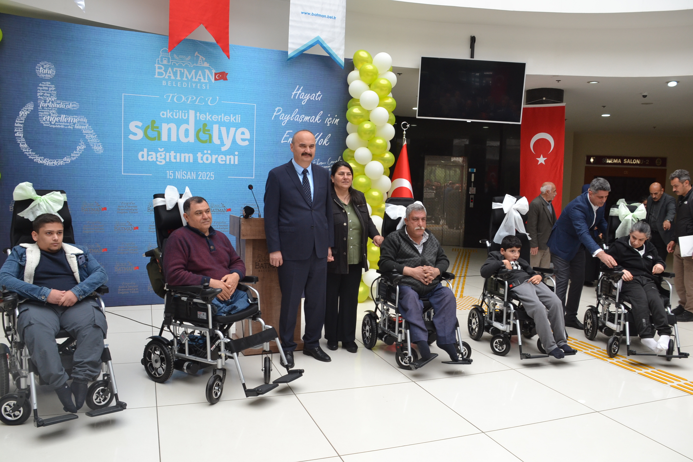 Engelli vatandaşlara sandalye desteği