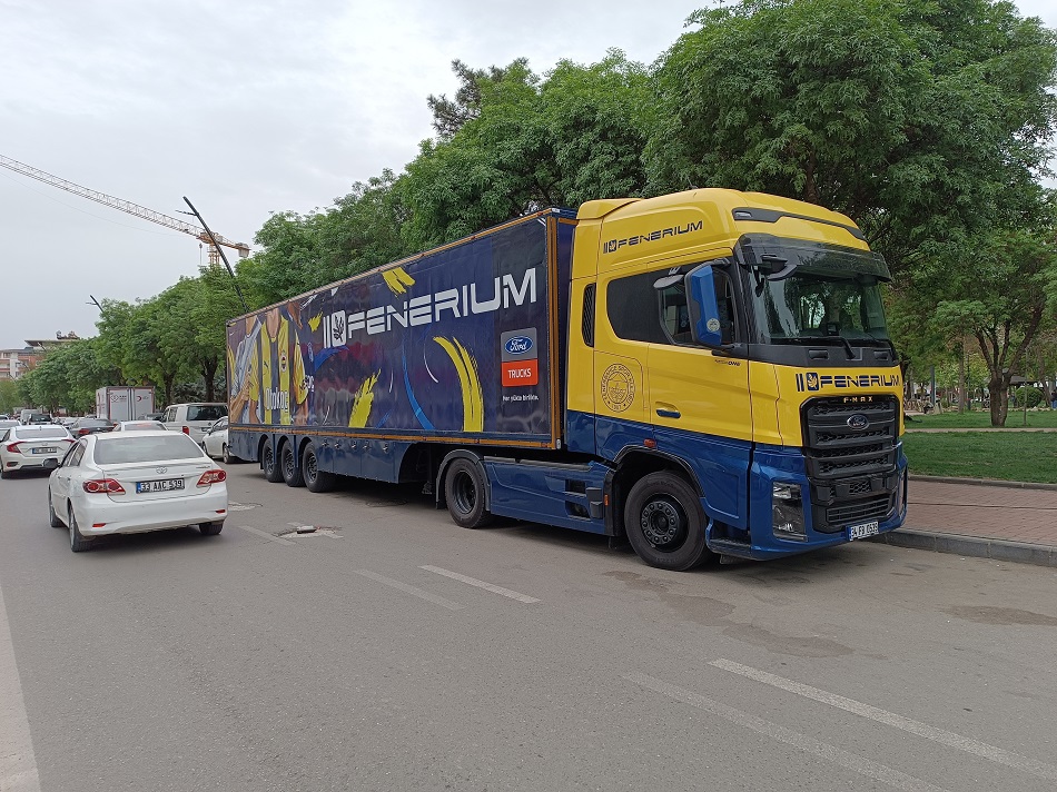 Fenerium tırı taraftarlarla buluştu