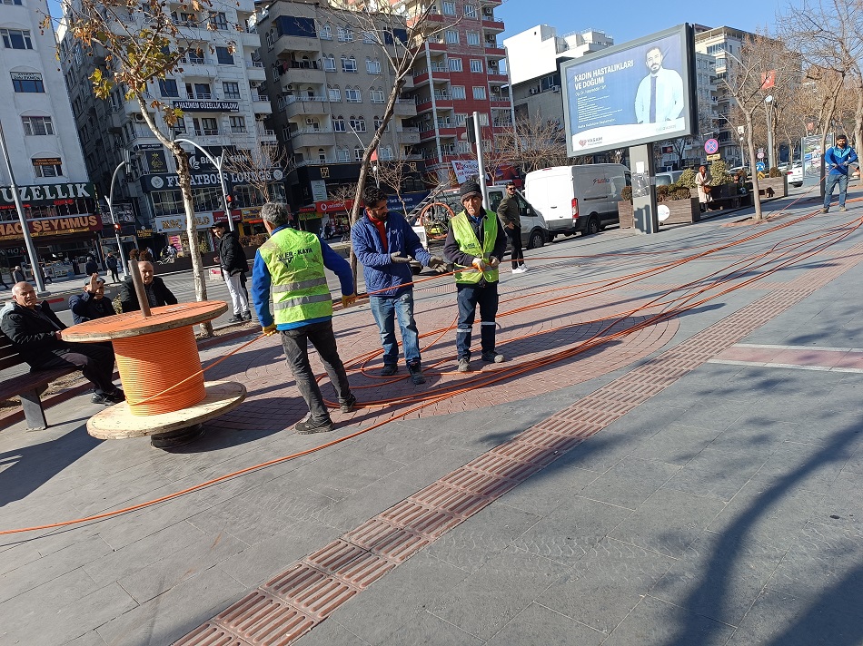 Fiber kablo çekimi devam ediyor
