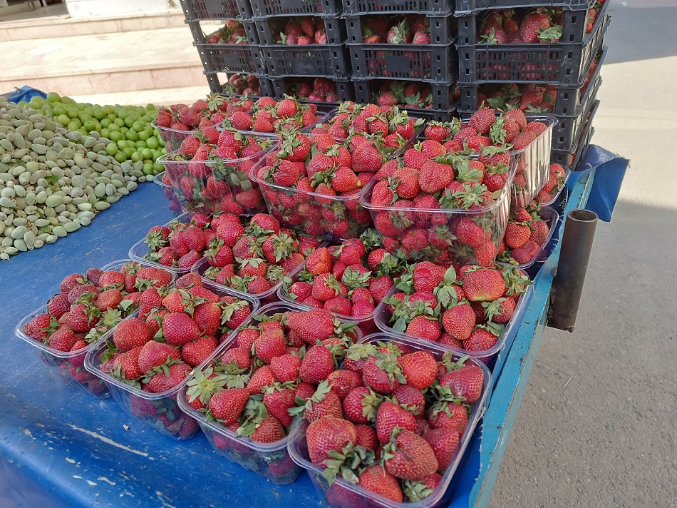 Mersin çileği tezgahları süslüyor