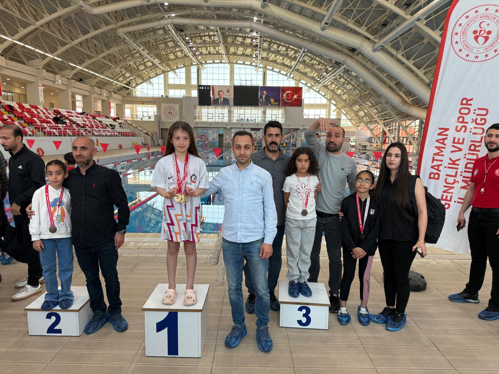 Minikler yüzmede kıyasıya yarıştı