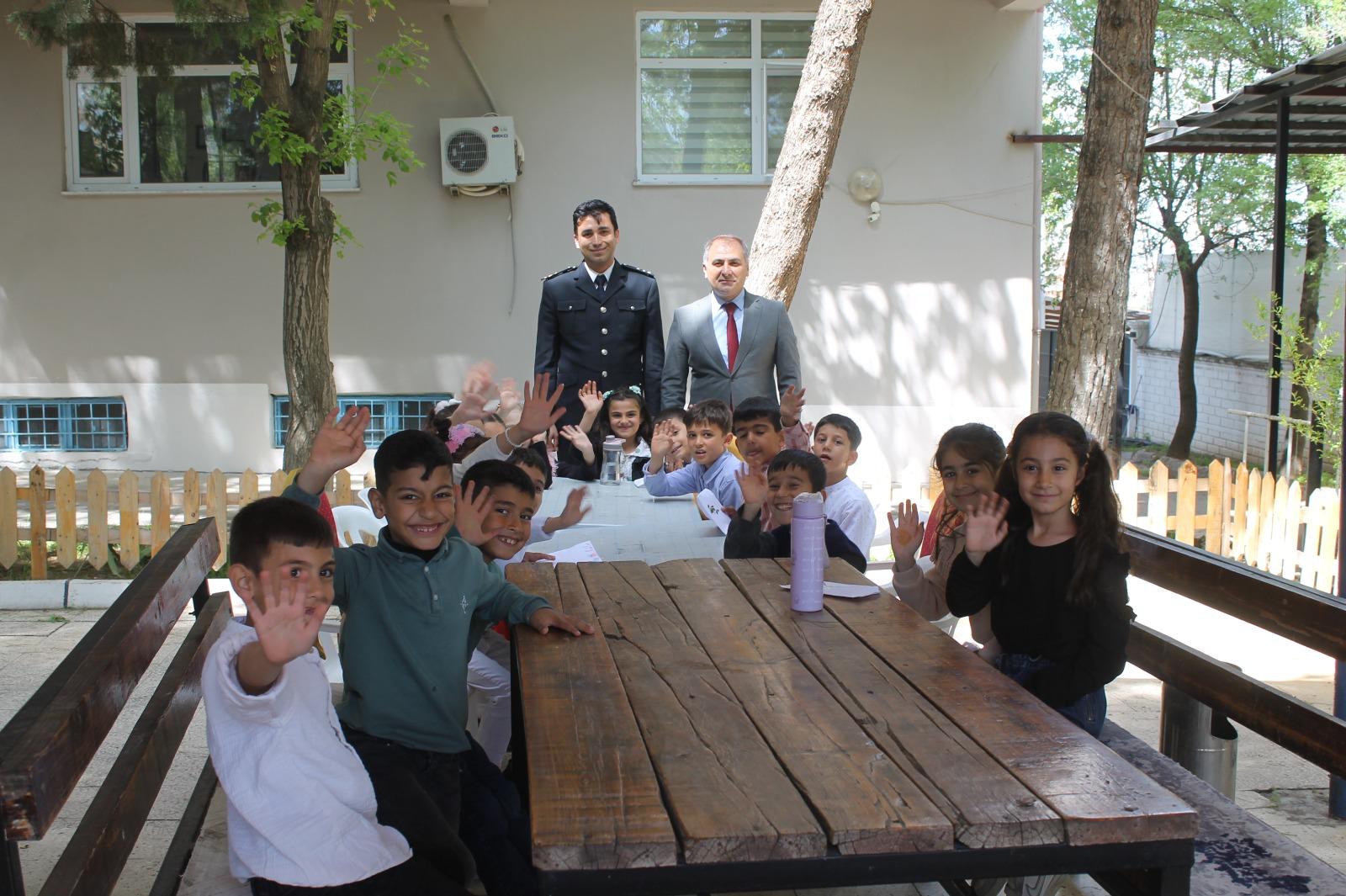 Öğrencilerden Polis Haftası ziyareti