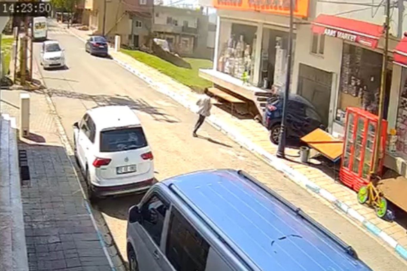 Otomobil bina girişine daldı