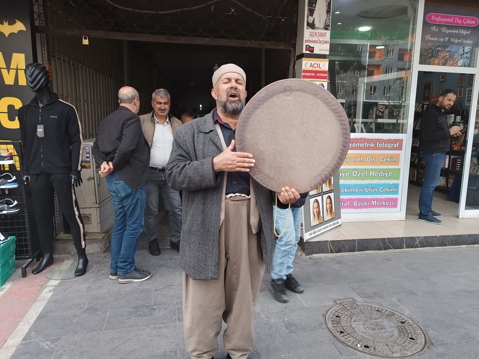 Şehir şehir gezip ilahi okuyor