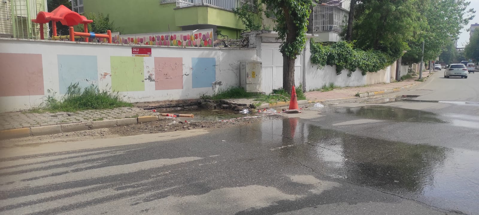 Su patlağı gölete dönüştü