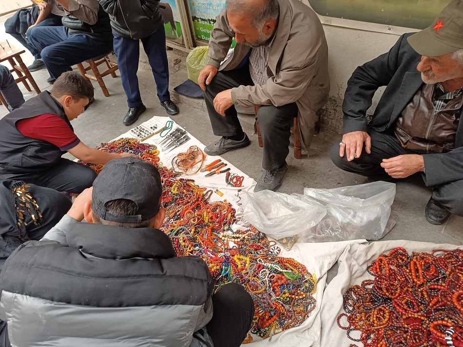 Sudan ucuz tespihlere yoğun ilgi!