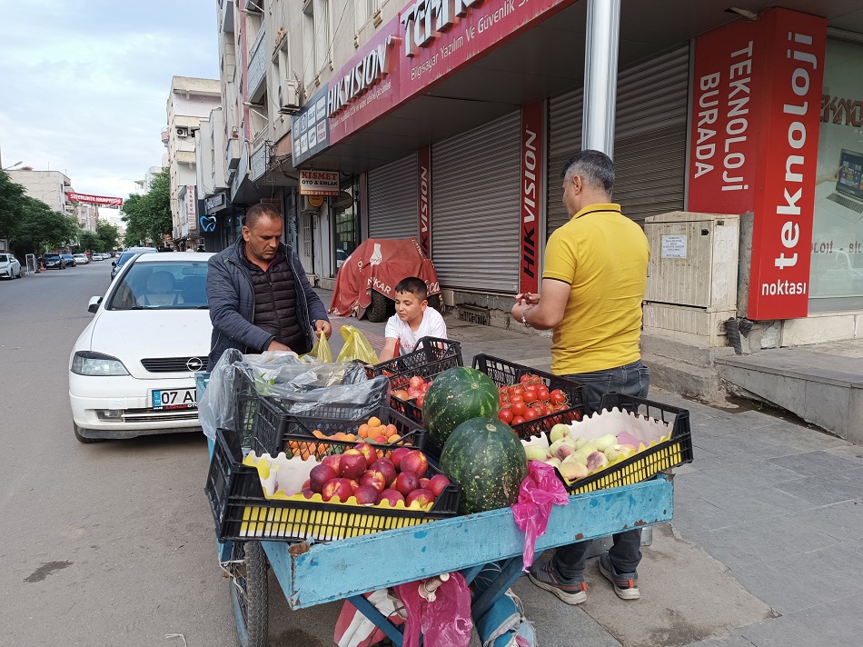 15 Yıldır seyyar satıcılık yapıyor