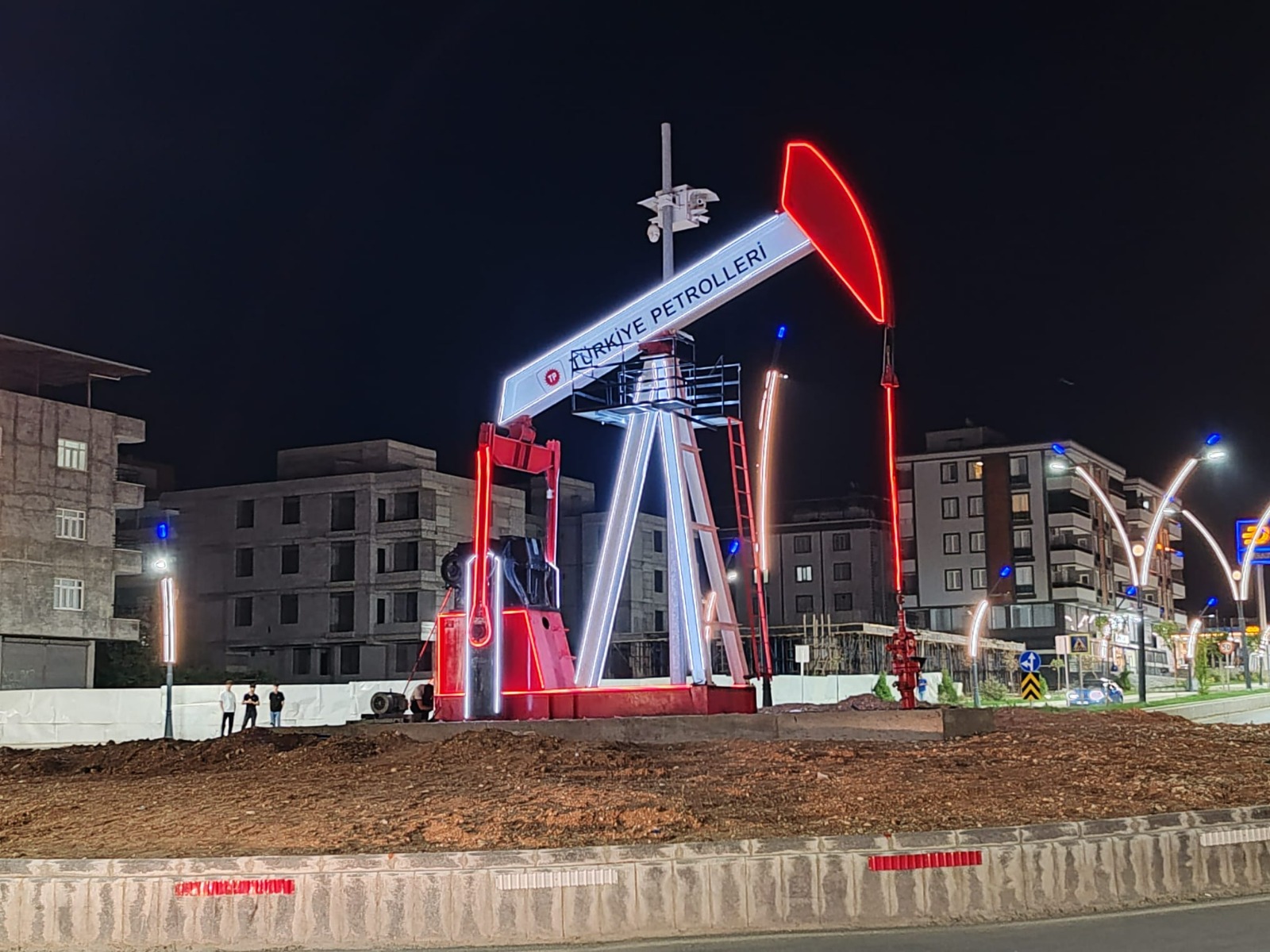 Batman girişine yeni bir petrol anıtı