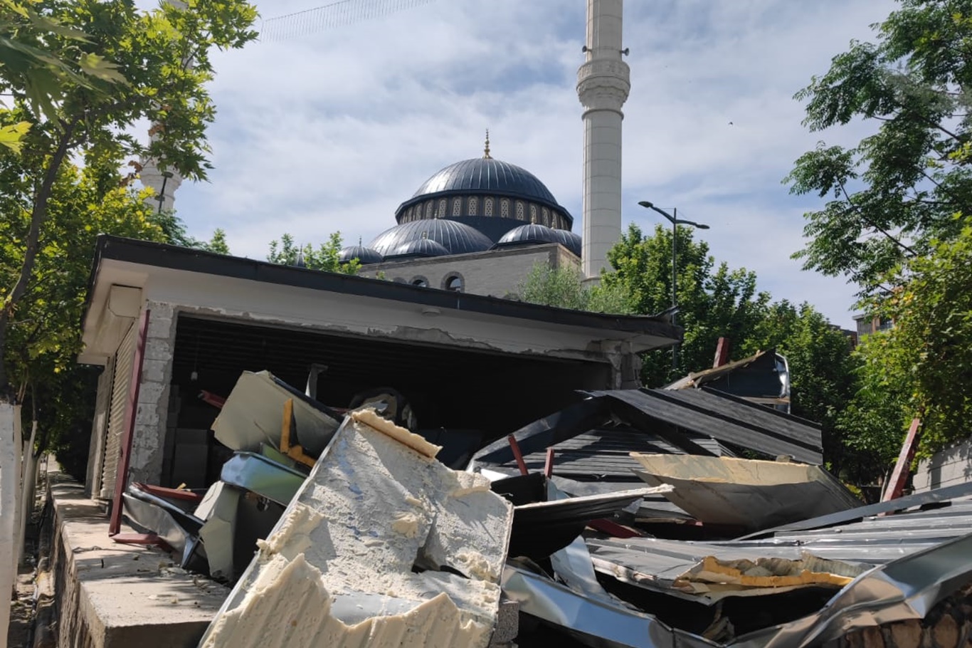 Belediye izinsiz yapıyı yıktı