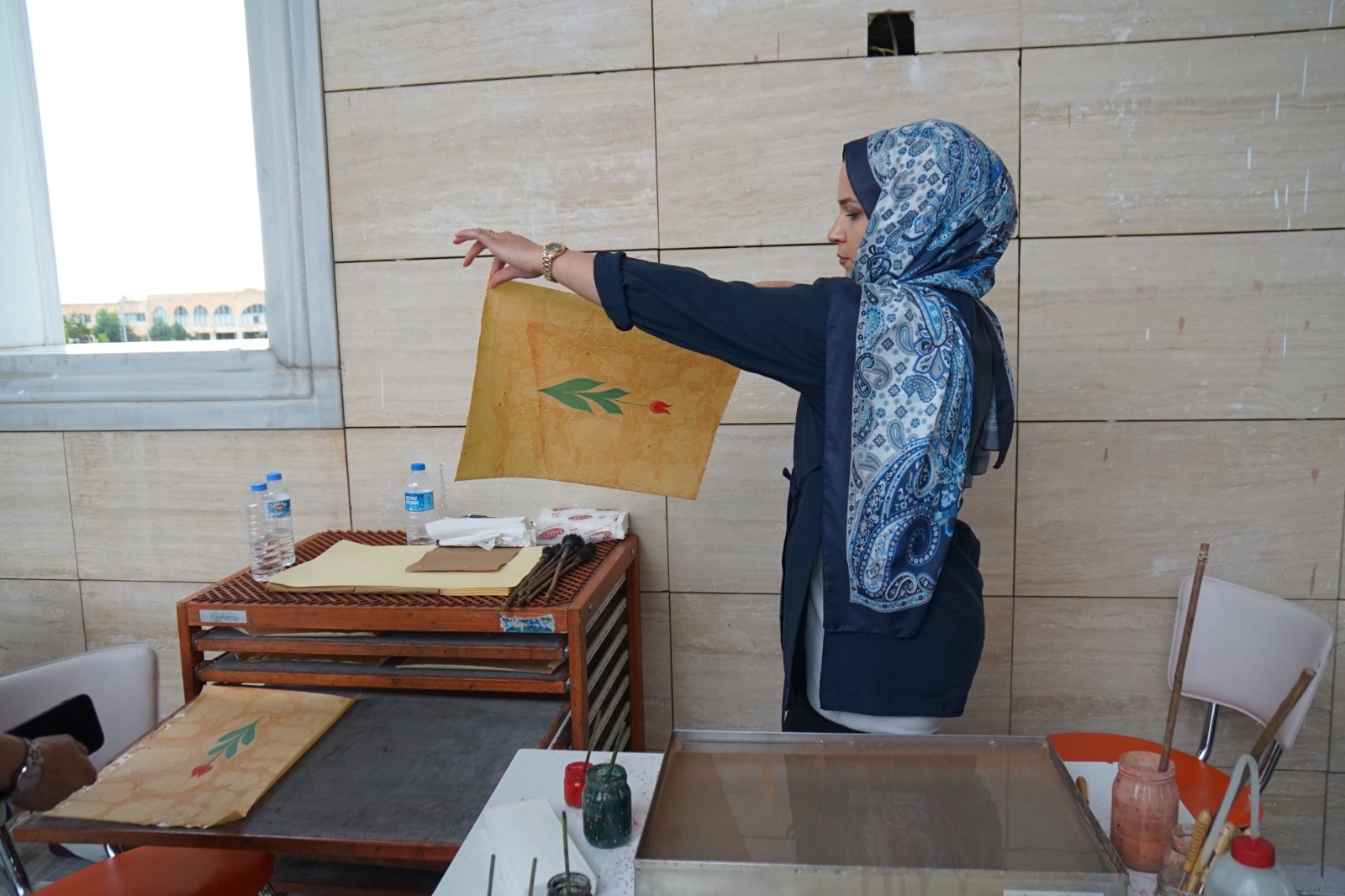 Camii avlusunda ebru sanatıyla buluşma
