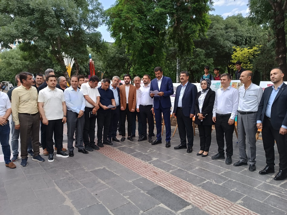 “Demokrasi için dik duruşumuz sürecek”