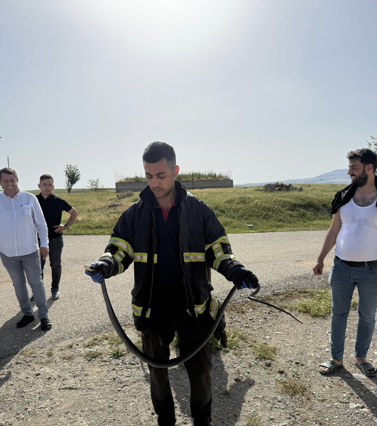 Evin tavanına giren yılan çıkarıldı