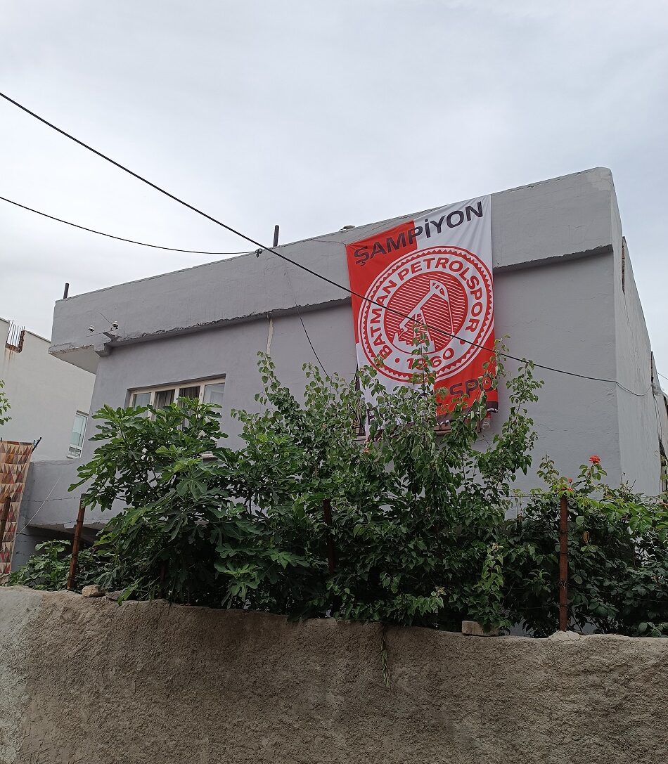 Evler Petrolspor bayraklarıyla süslendi