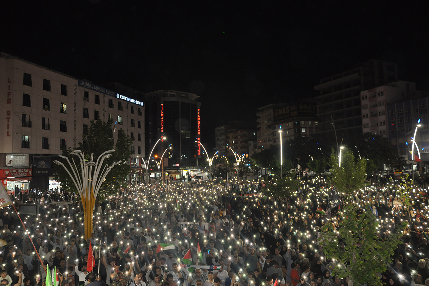 Gazze için onbinler sokağa döküldü
