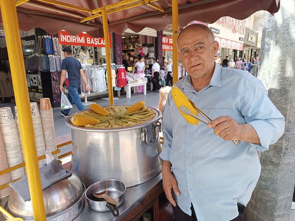 Geçimini mısır satarak sağlıyor