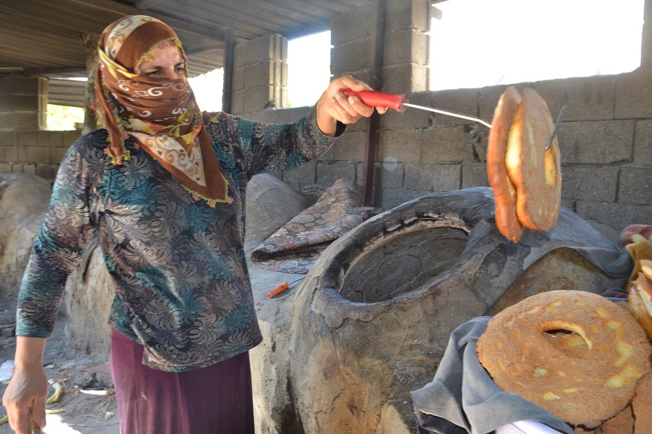 Günde 10 bin tandır ekmeği üretiyorlar