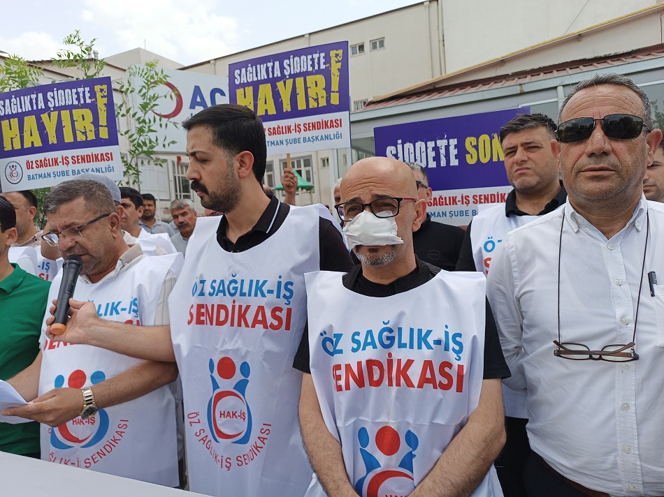 Güvenlik görevlisini darp ettiler