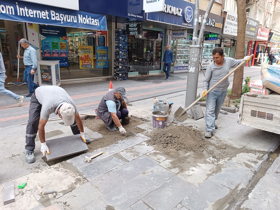 Kaldırımlarda onarım çalışmaları